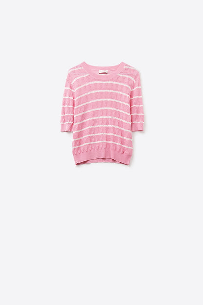 Top de malha rosa com mangas curtas e riscos brancos