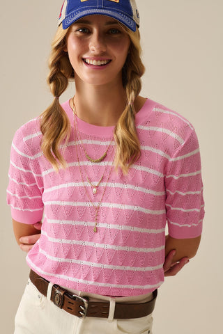 Top de malha rosa com mangas curtas e riscos brancos