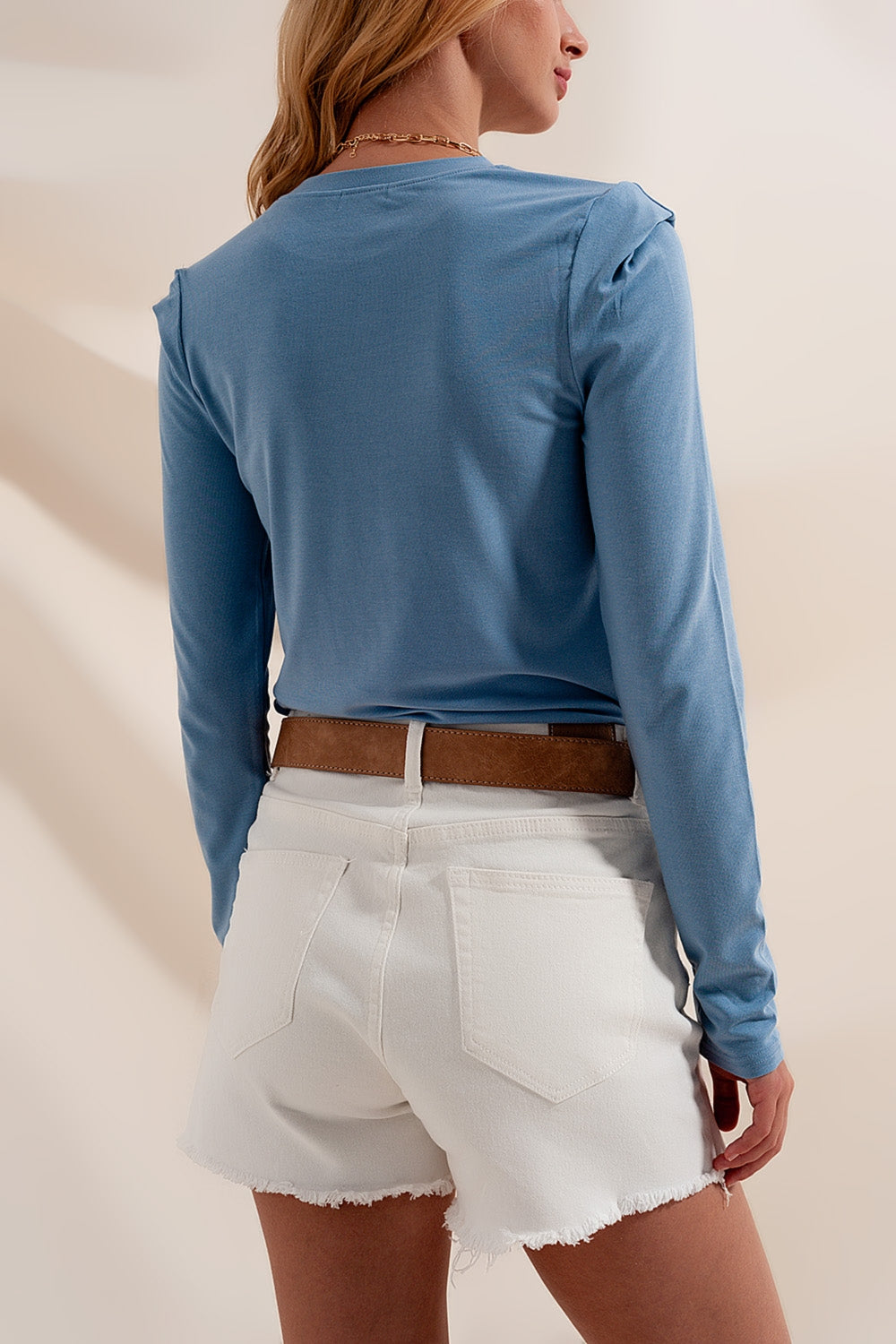 Top de manga comprida azul com detalhes no ombro