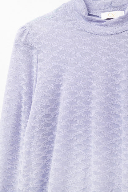 Top de renda lilás com gola alta e detalhes de punho