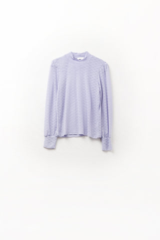 Top de renda lilás com gola alta e detalhes de punho
