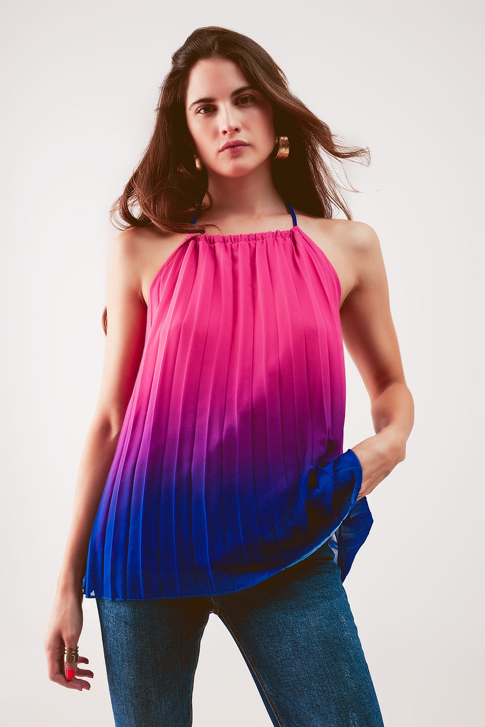 Top plissado de pescoço alto com gradiente de cor fuchsia