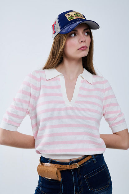 Q2 Top polo branco de malha com riscas cor-de-rosa