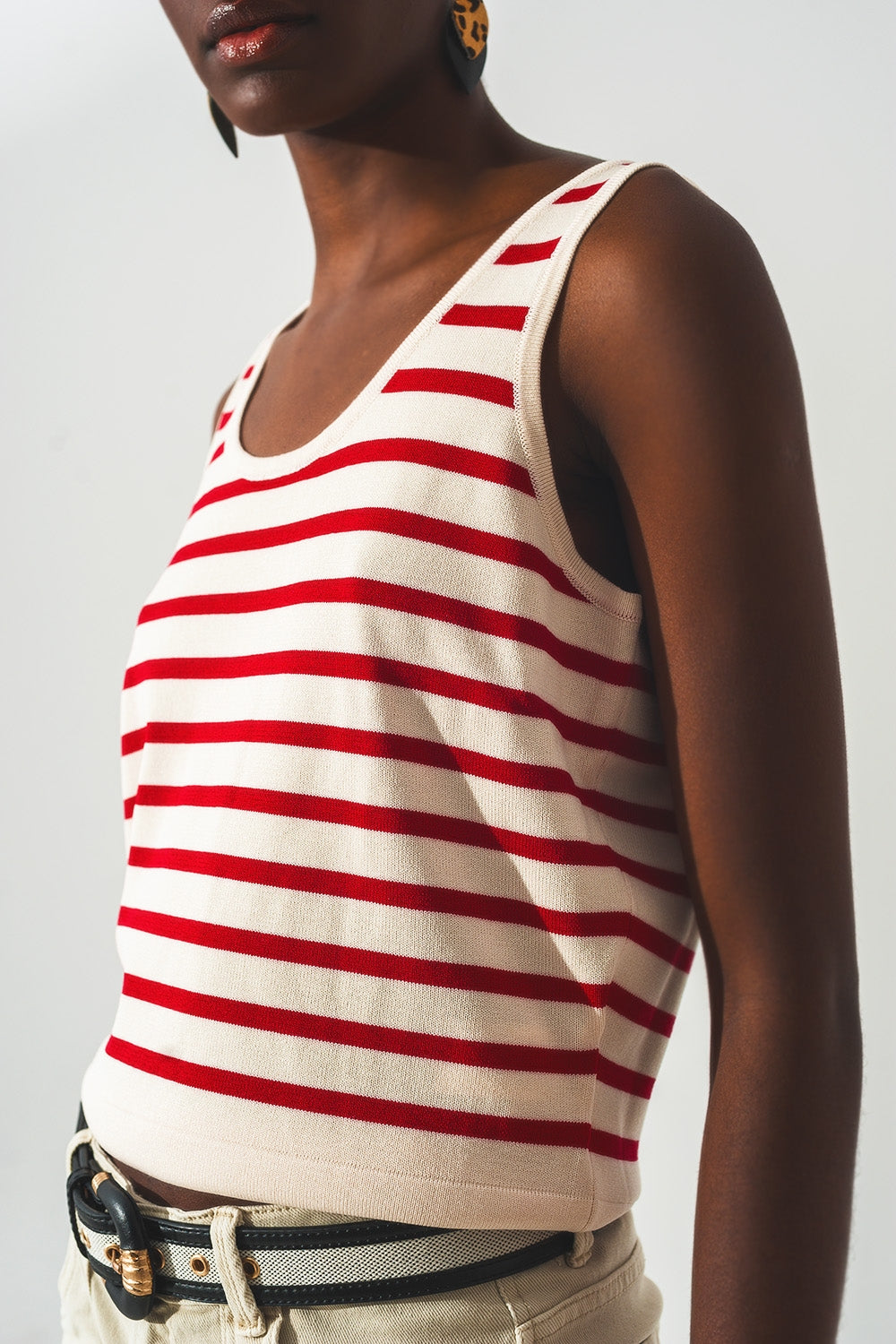 Top riscado em branco e vermelho