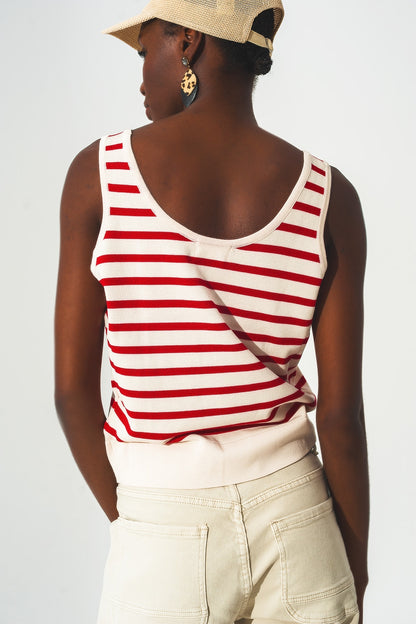 Top riscado em branco e vermelho