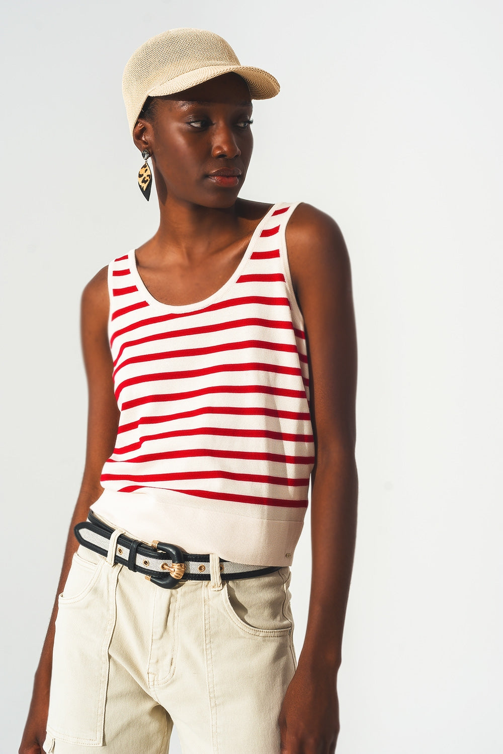 Top riscado em branco e vermelho
