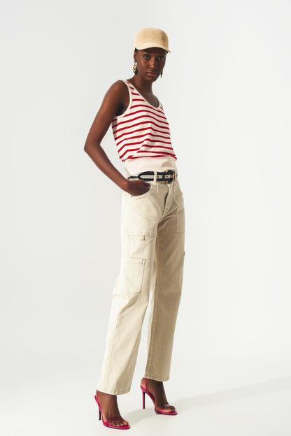 Top riscado em branco e vermelho