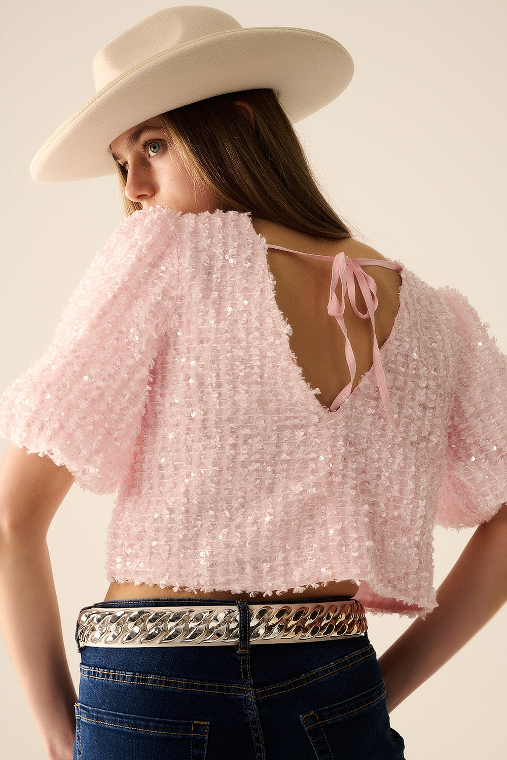 Top rosa com detalhe de lantejoulas e mangas bufantes