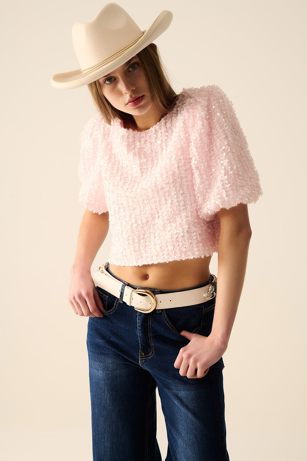 Top rosa com detalhe de lantejoulas e mangas bufantes