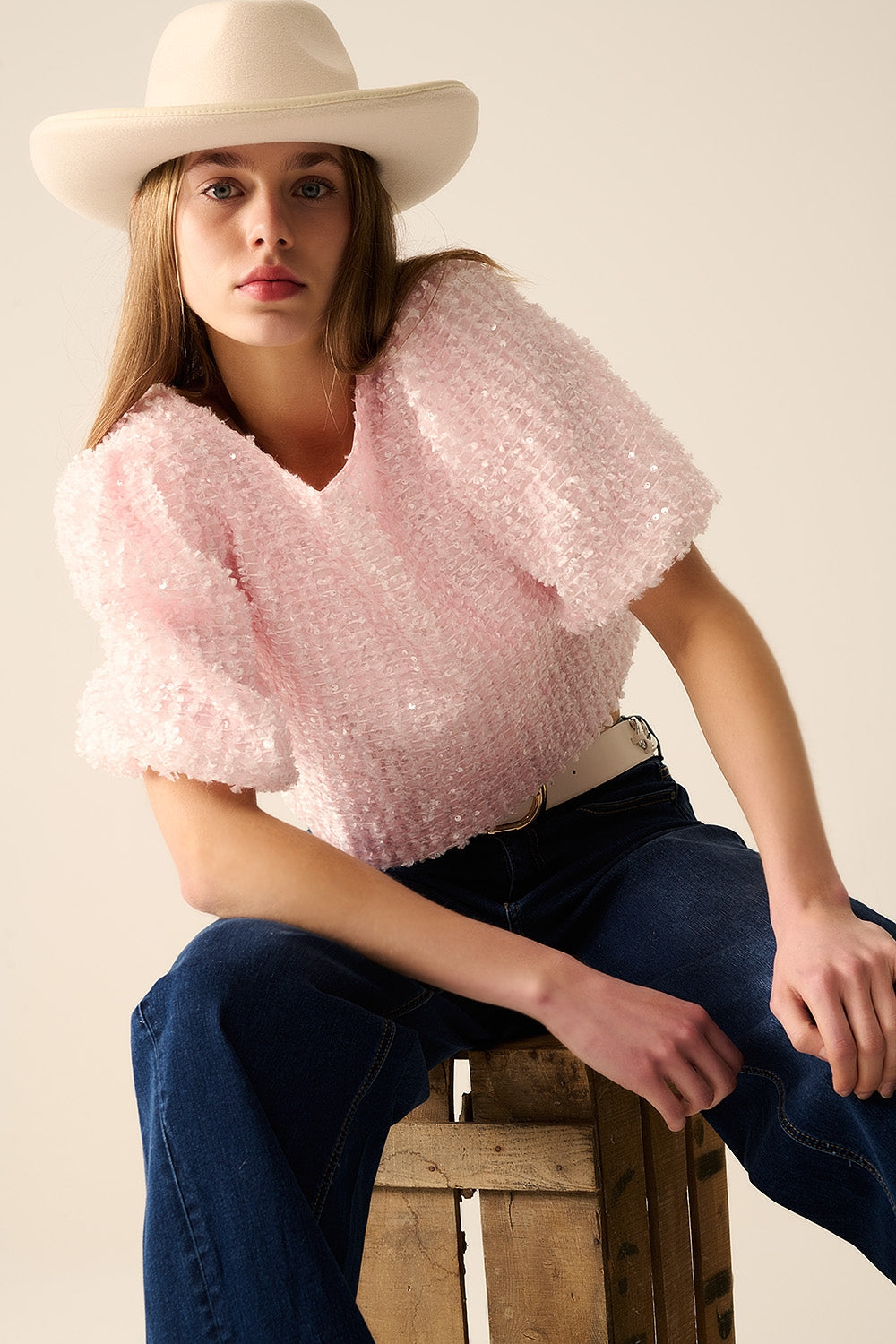 Top rosa com detalhe de lantejoulas e mangas bufantes