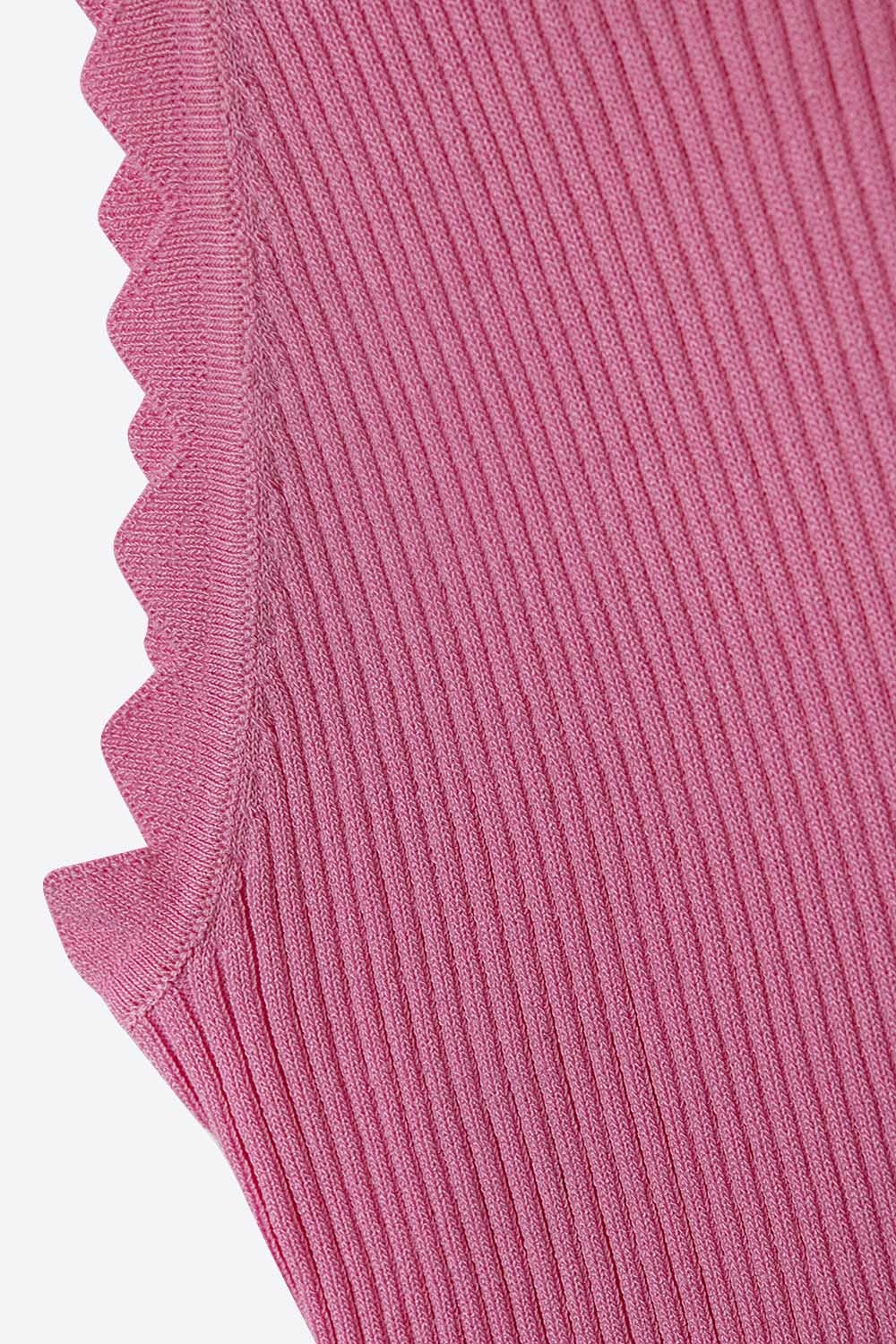Top rosa sem mangas com detalhes de ondas