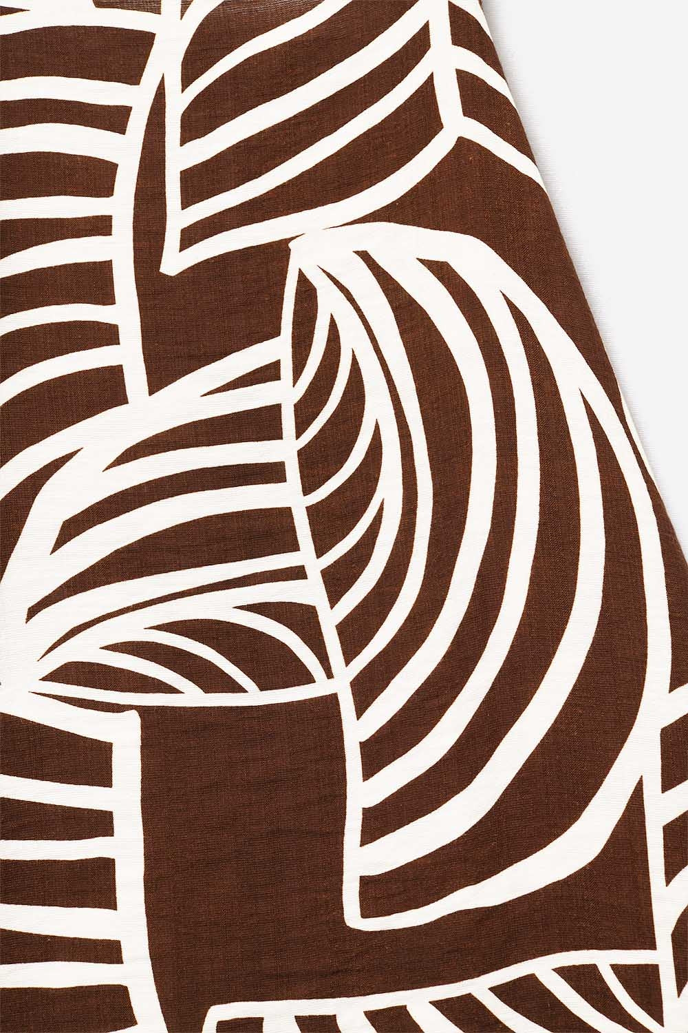 Top sem mangas castanho com estampado de folhas brancas