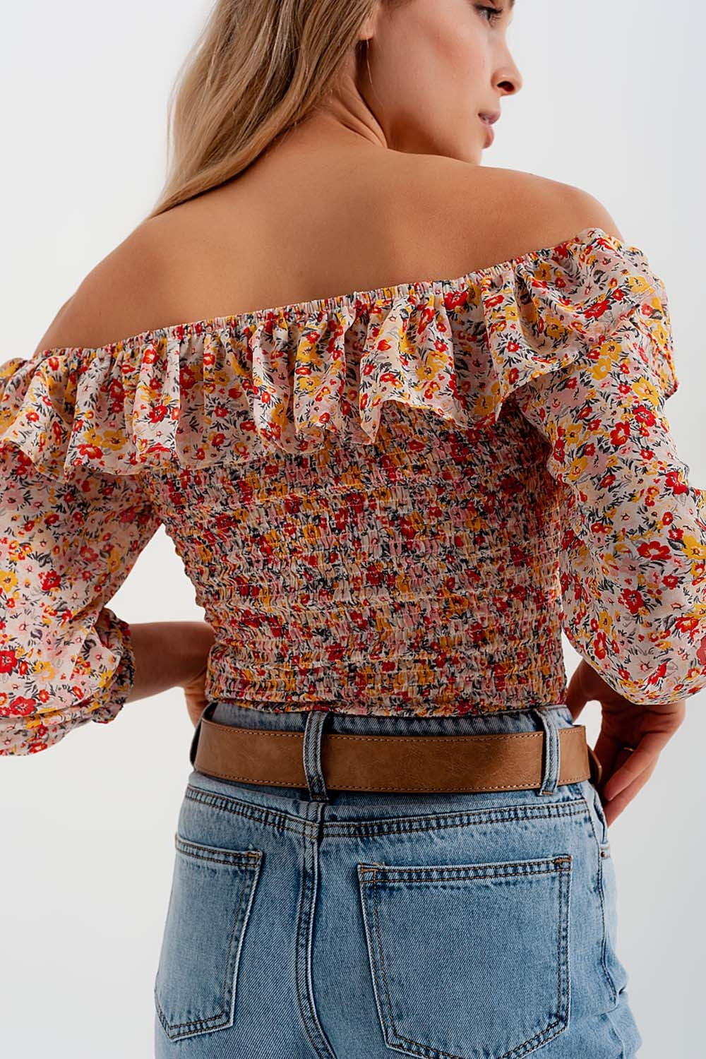 Top tirado do ombro com rufos em estampado floral de coral