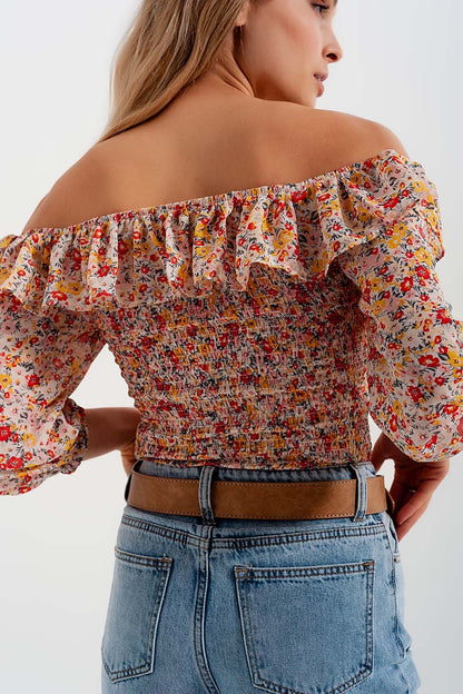 Top tirado do ombro com rufos em estampado floral de coral