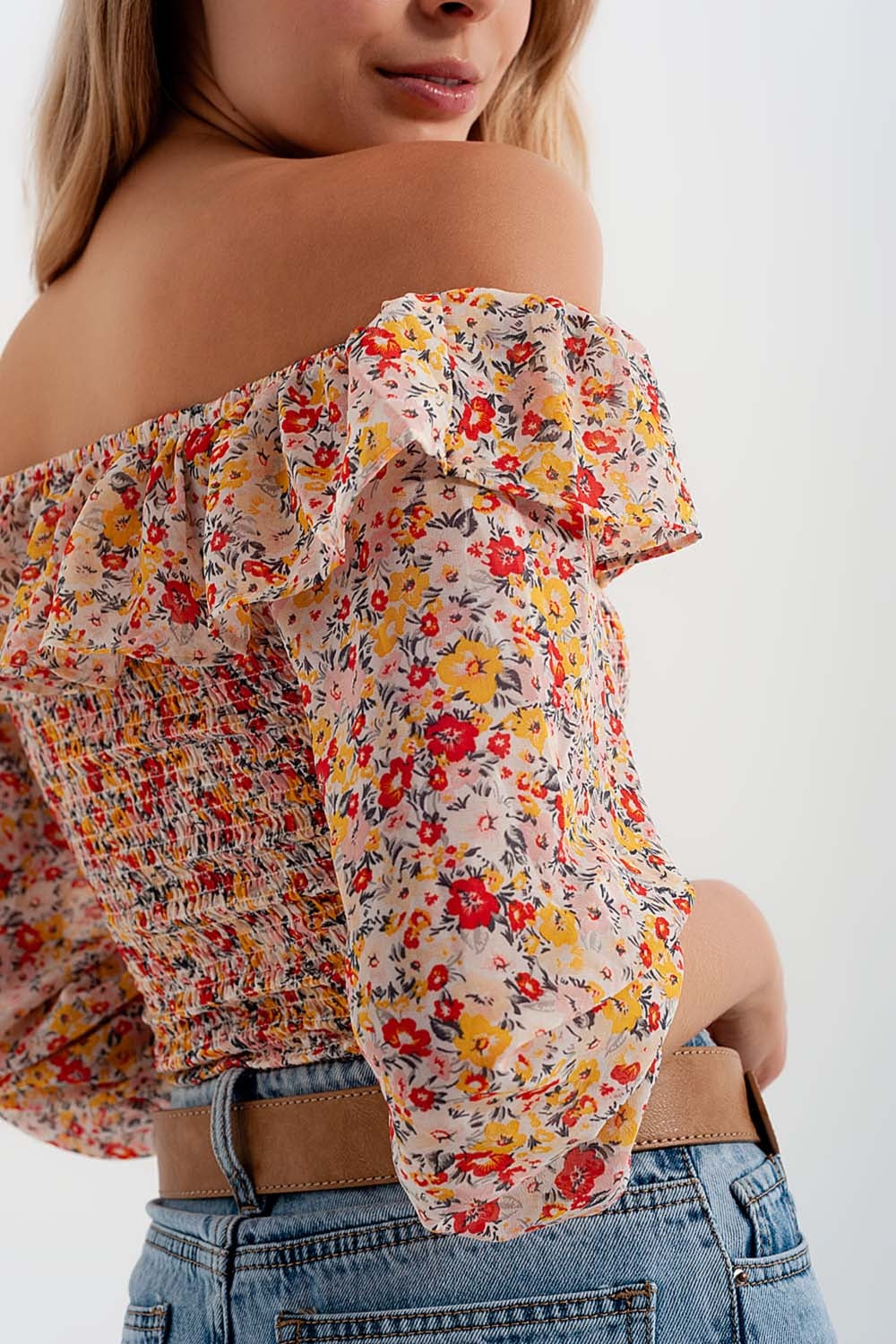 Top tirado do ombro com rufos em estampado floral de coral