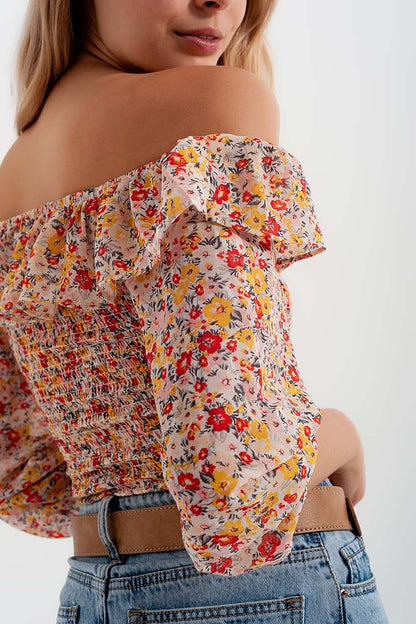 Top tirado do ombro com rufos em estampado floral de coral