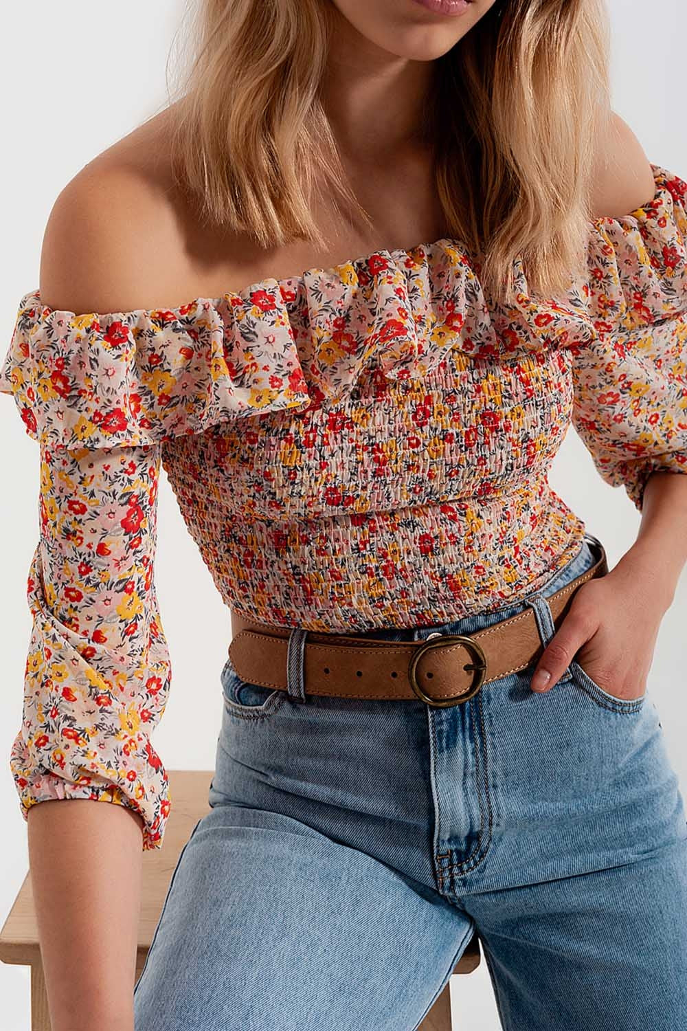Top tirado do ombro com rufos em estampado floral de coral