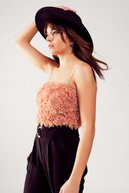 Top de cor rosa curto com plumas