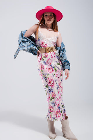 Vestido midi de cetim com decote em V e estampa de rosas cor de rosa