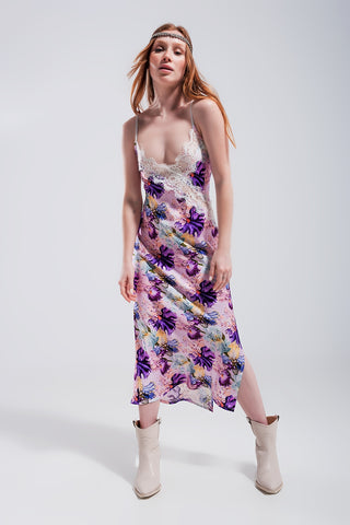 Vestido midi de cetim com decote em V e estampa floral contrastante roxa