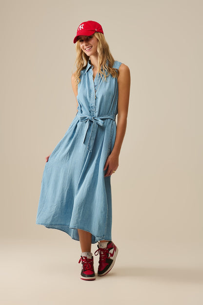 Vestido camisa sem mangas em tecido tencel em azul