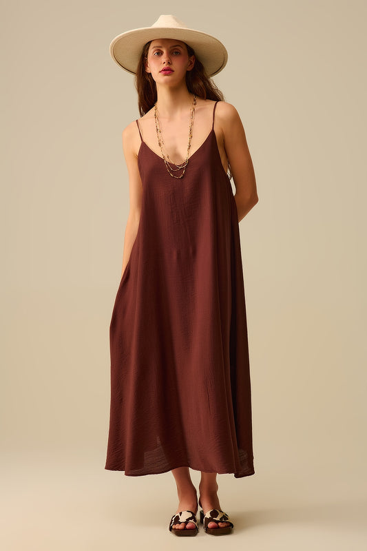Q2 Vestido castanho com alças em esparguete e esvoaçante