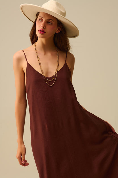 Vestido castanho com alças em esparguete e esvoaçante