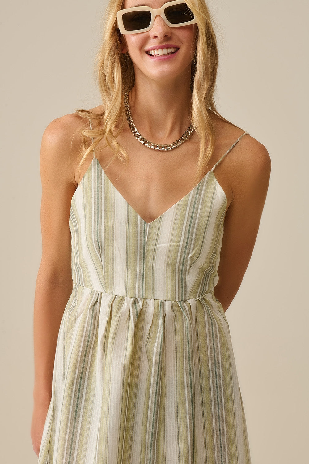 Vestido com decote em V às riscas em verde