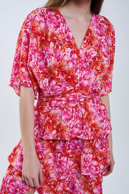 Vestido com estampa floral em tons de rosa laranja e vermelho
