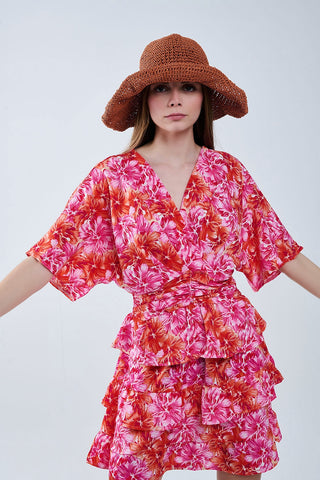 Vestido com estampa floral em tons de rosa laranja e vermelho
