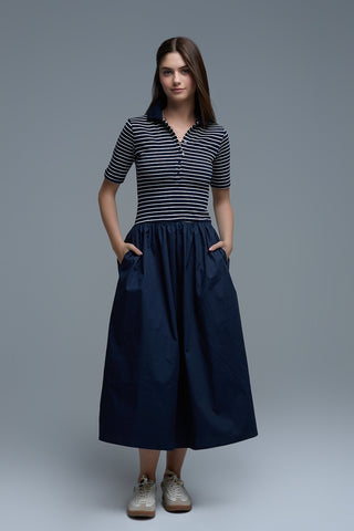 Vestido com top às riscas e saia midi em popeline em azul-marinho