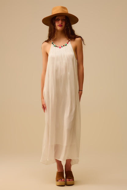 Vestido comprido branco com pregas e decote com brilhantes