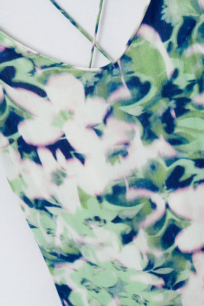 vestido comprido verde com estampado floral e decote largo nas costas