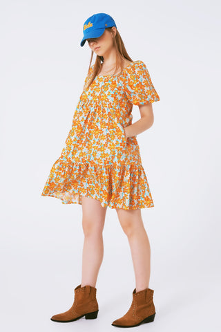 Vestido curto amplo estampado de flores e mangas abullonadas