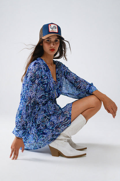 Q2 Vestido curto azul com estampa abstrata e cintura ajustável