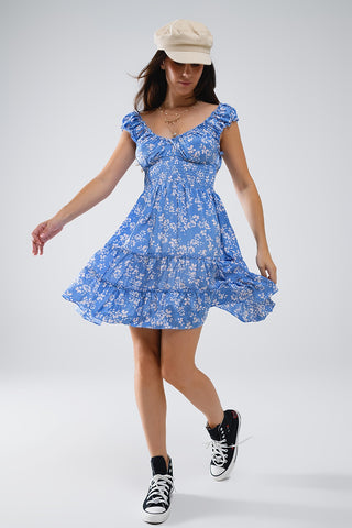 Vestido curto azul com estampado floral branco e cintura elástica