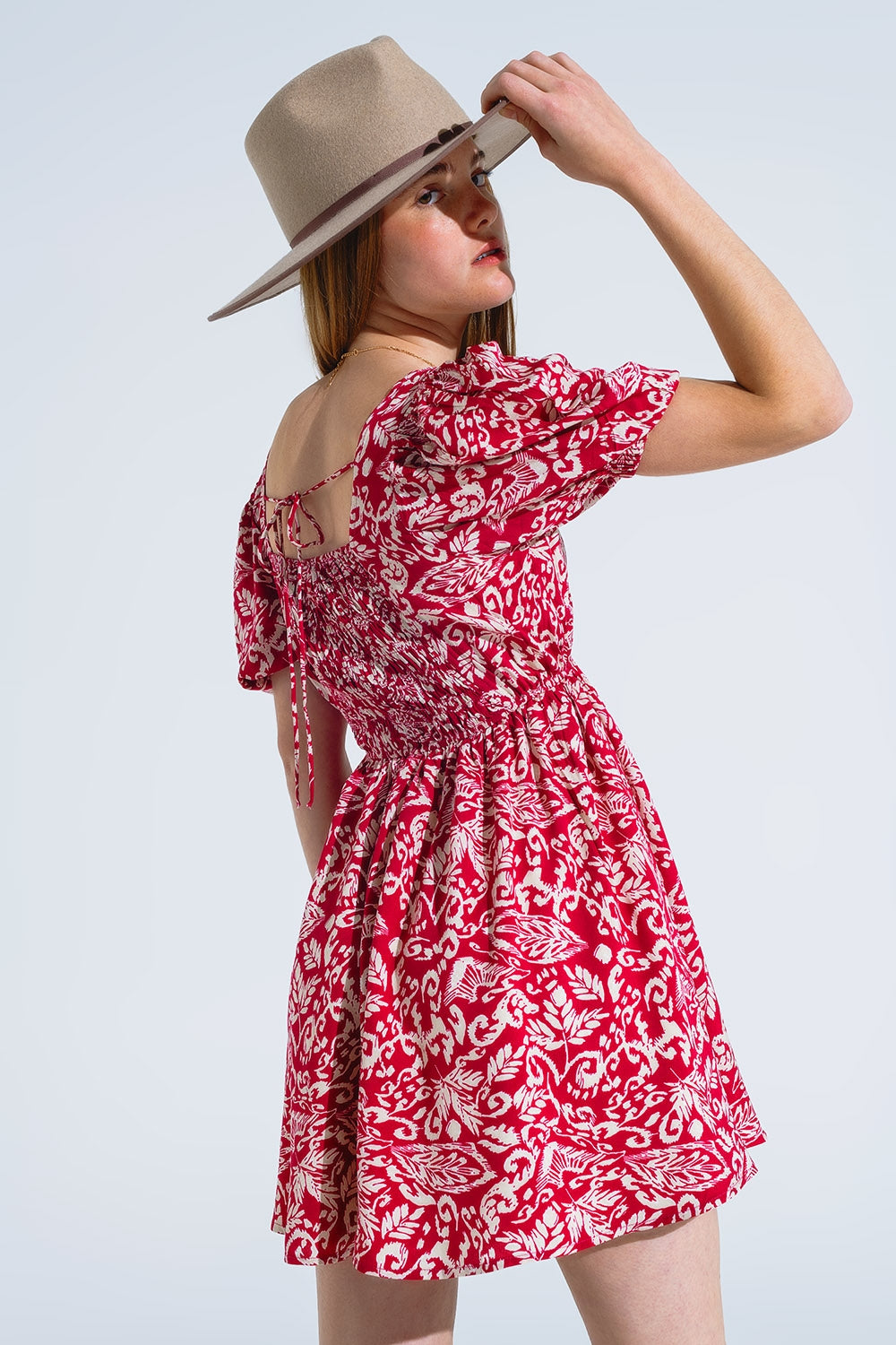 vestido curto com estampado floral e costas franzidas