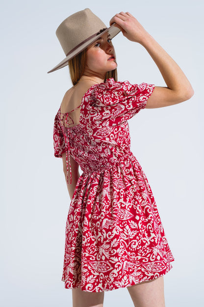 vestido curto com estampado floral e costas franzidas