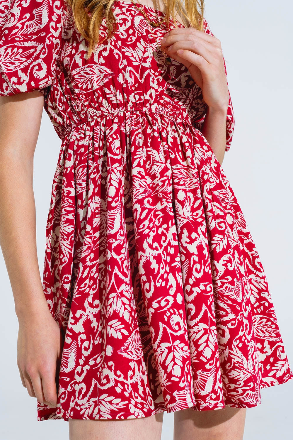 vestido curto com estampado floral e costas franzidas