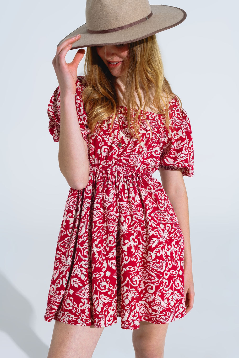 vestido curto com estampado floral e costas franzidas