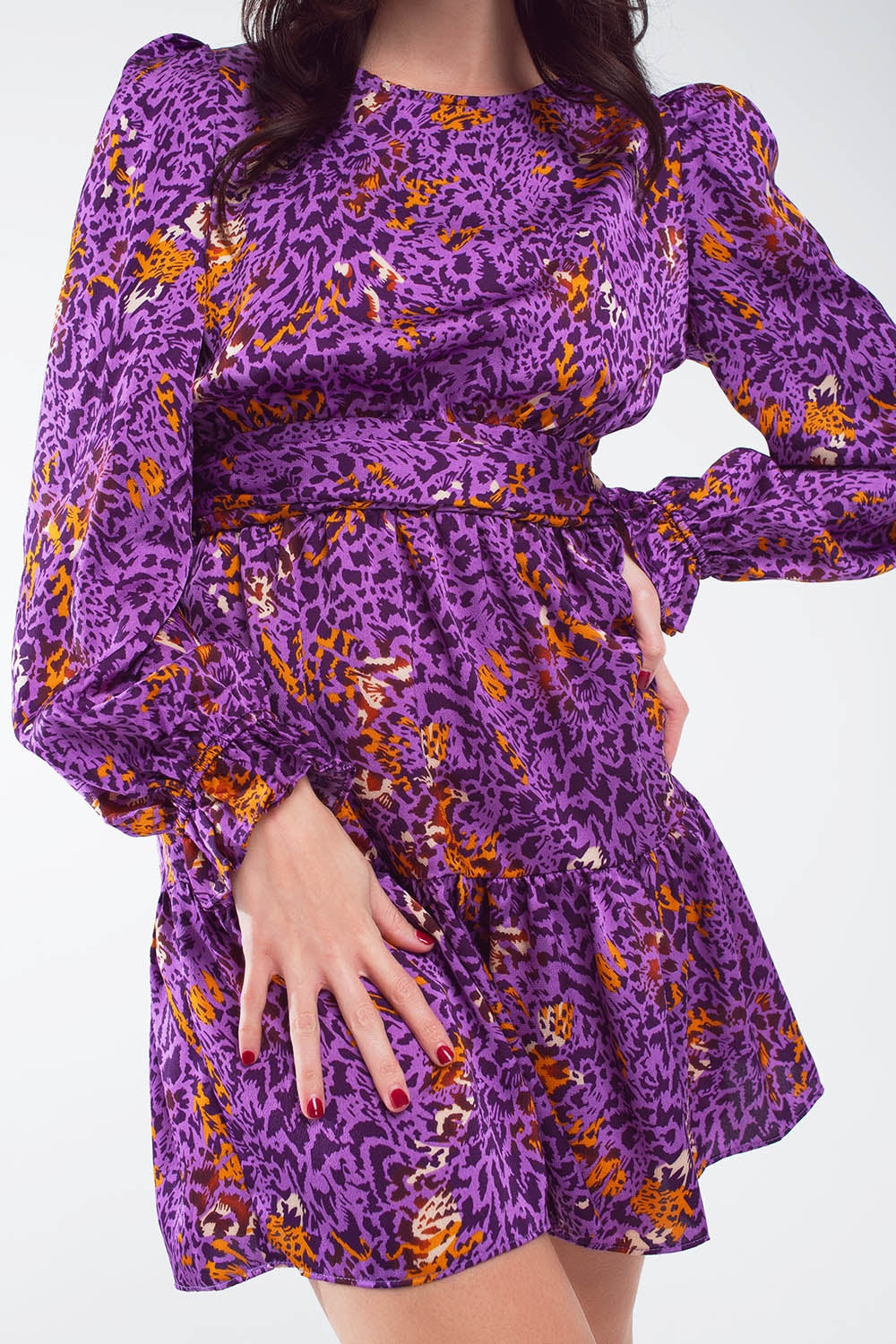 Vestido curto estampado com saia em camadas e punho com folhos em roxo