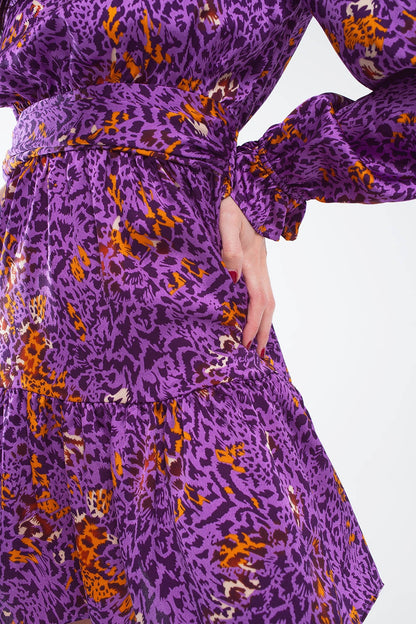 Vestido curto estampado com saia em camadas e punho com folhos em roxo