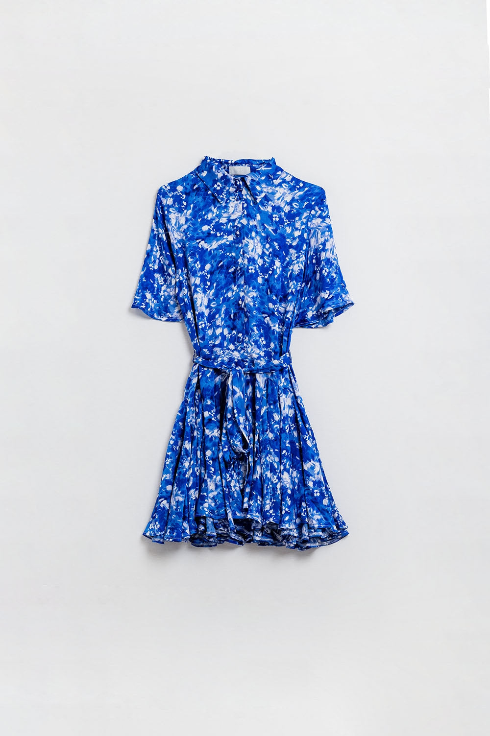 Vestido curto fluido com mangas de anjo em estampado abstrato azul