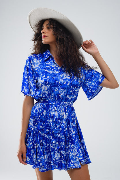 Vestido curto fluido com mangas de anjo em estampado abstrato azul