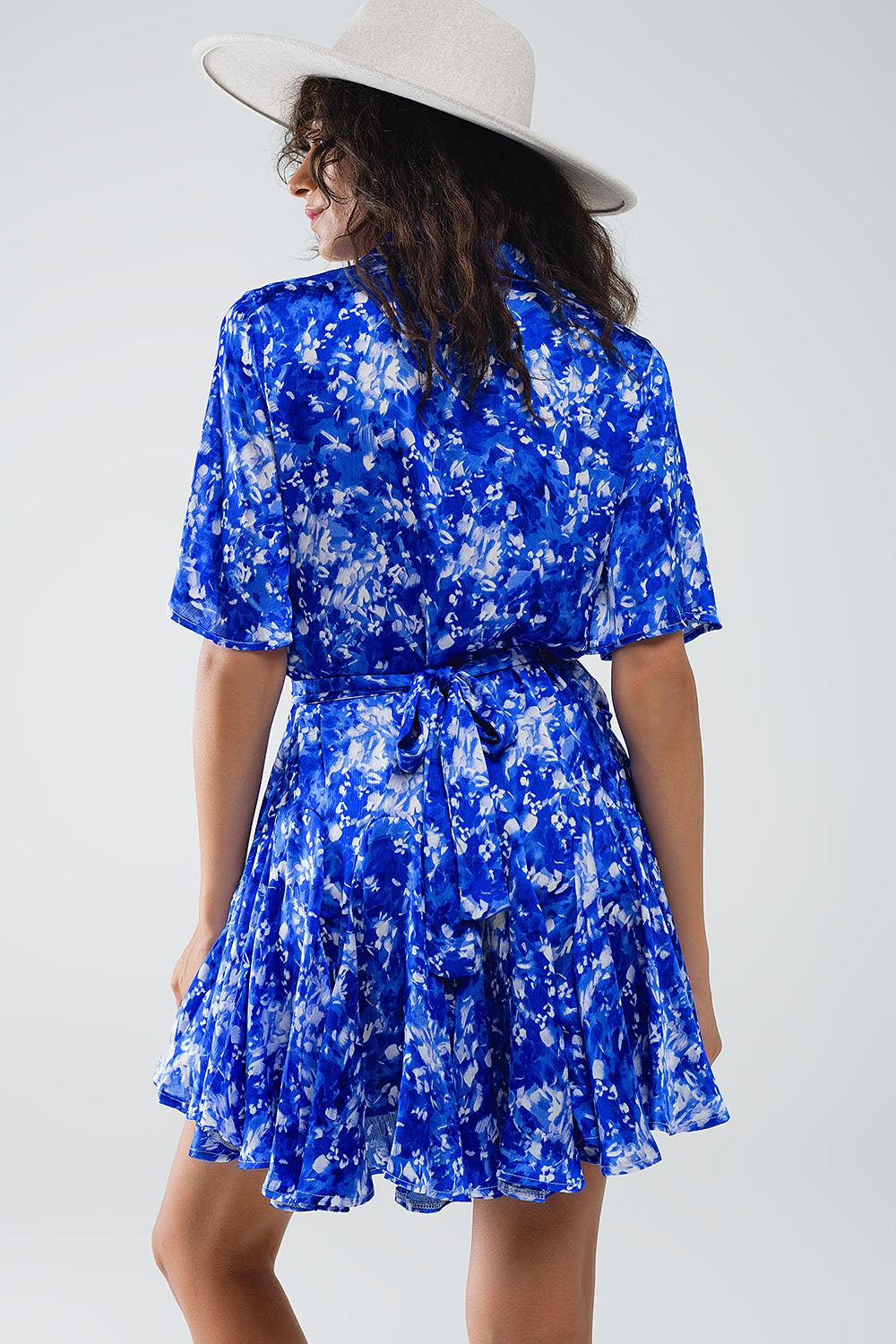 Vestido curto fluido com mangas de anjo em estampado abstrato azul