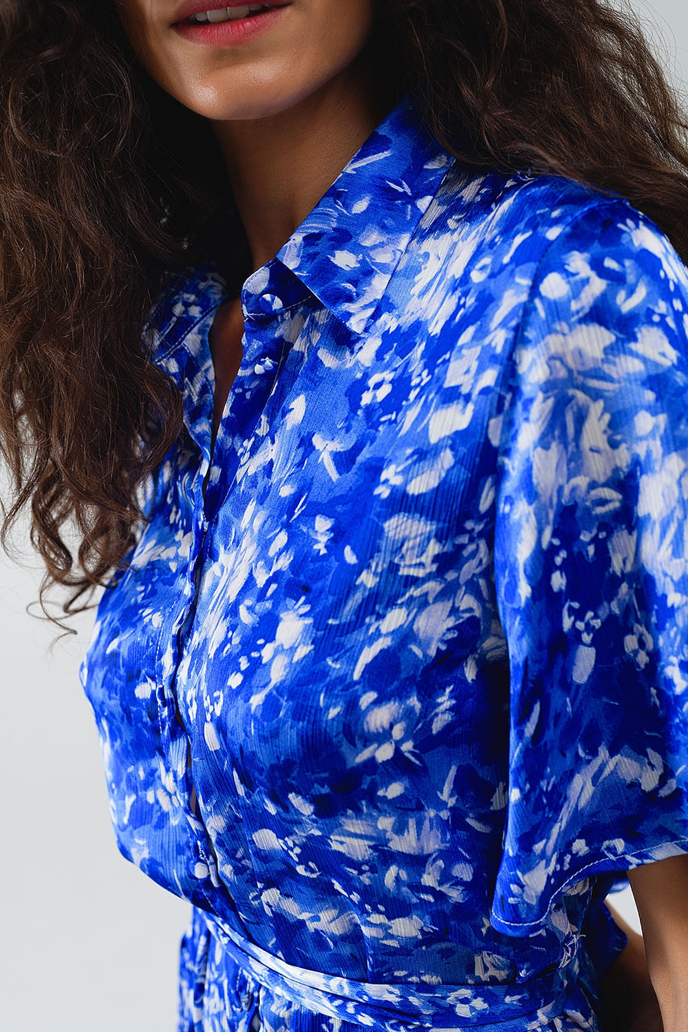 Vestido curto fluido com mangas de anjo em estampado abstrato azul