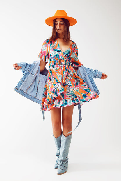 Q2 Vestido curto transpassado com estampa floral e cinto em laranja