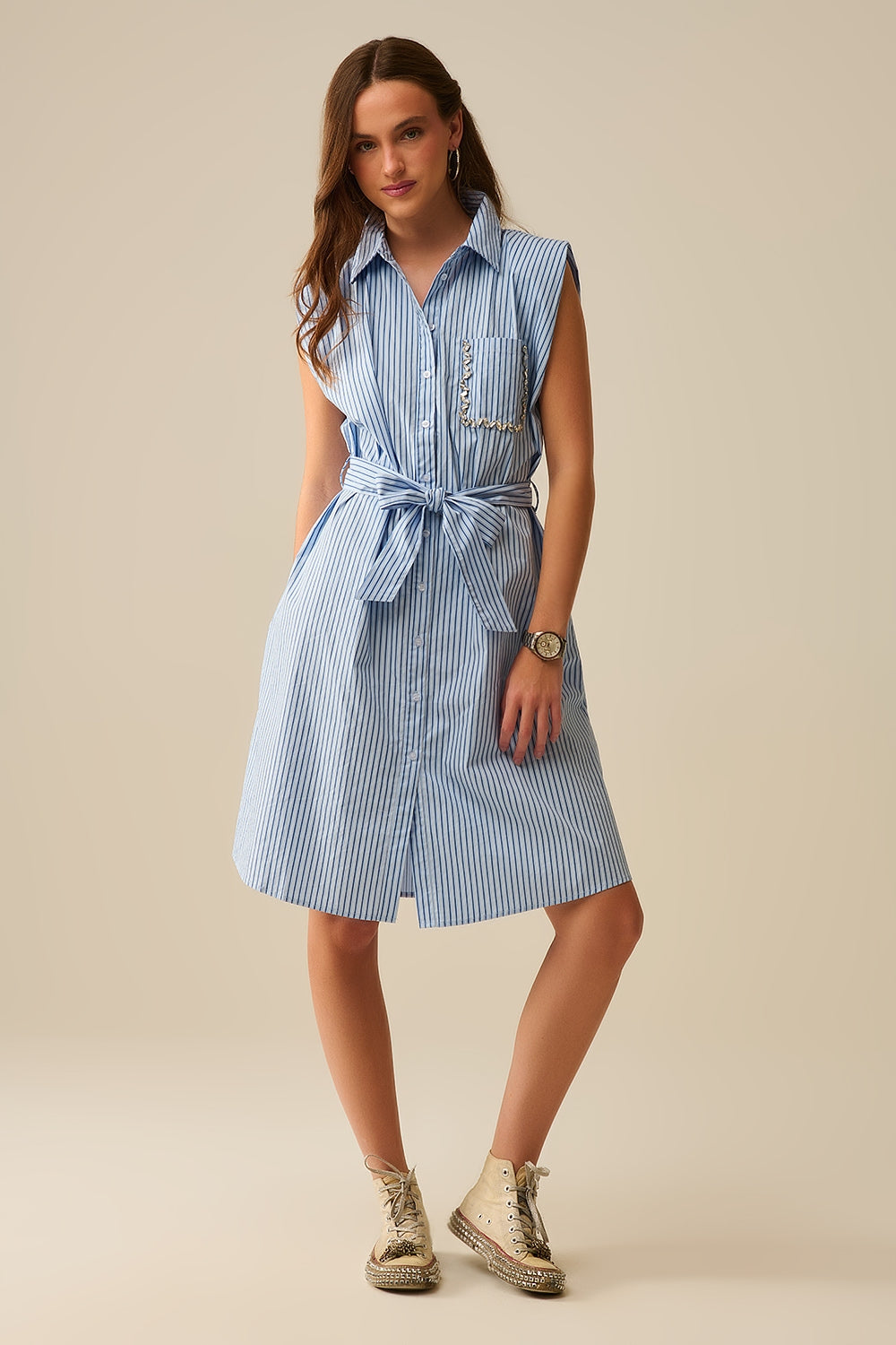 Q2 Vestido de camisa sem mangas com cinto e bolso bordado