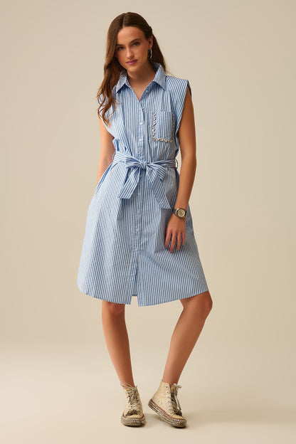 Q2 Vestido de camisa sem mangas com cinto e bolso bordado
