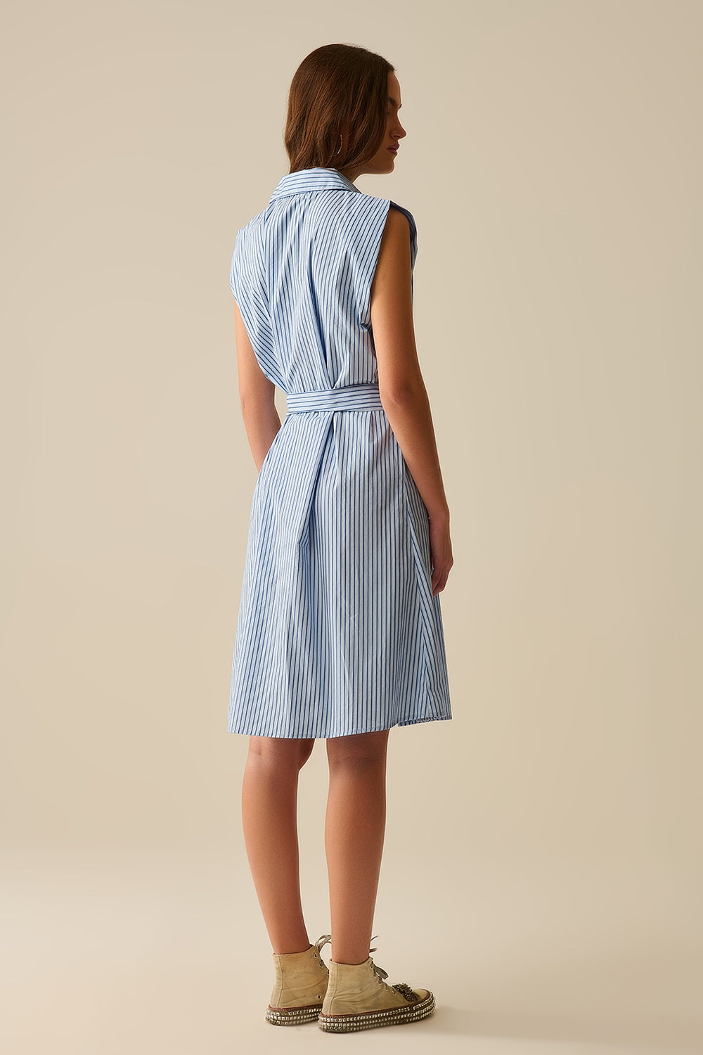 Vestido de camisa sem mangas com cinto e bolso bordado